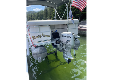 2005 Smoker Craft Pontoon Boat 