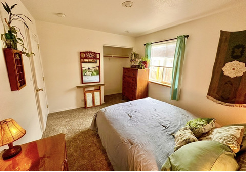 Fully Furnished Room for Rent in Boho Household