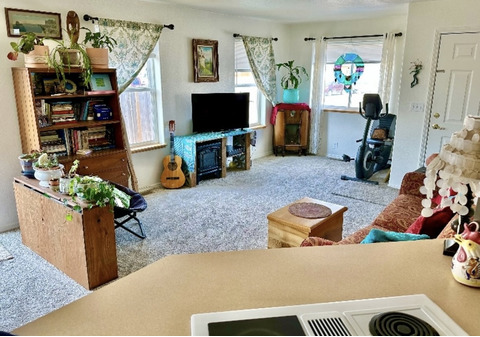 Fully Furnished Room for Rent in Boho Household