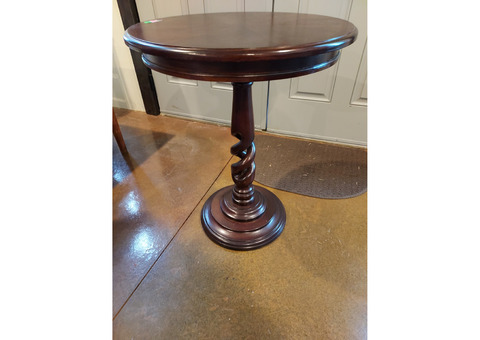 Elegant Stylish Round Pedestal Wine/Accent Table