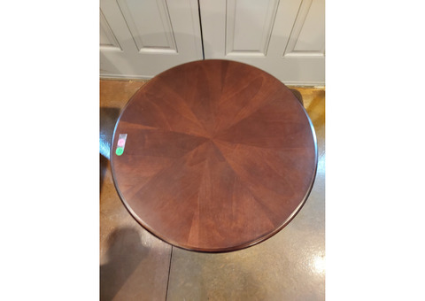 Elegant Stylish Round Pedestal Wine/Accent Table