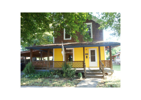 DOGS! DOGS! Downtown, 2BR, 1 BA, large fenced yard