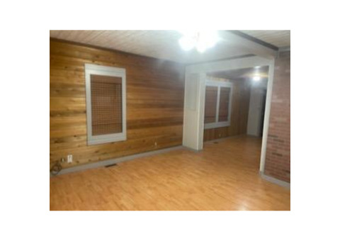 DOGS! DOGS! Downtown, 2BR, 1 BA, large fenced yard