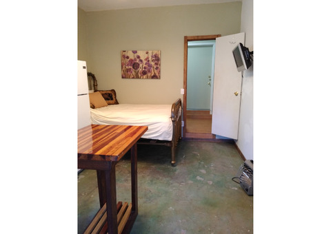 Cozy 600 sq ft 1-Bedroom Micro Home with Full Kitchen 2 Miles from Downtown Sandpoint