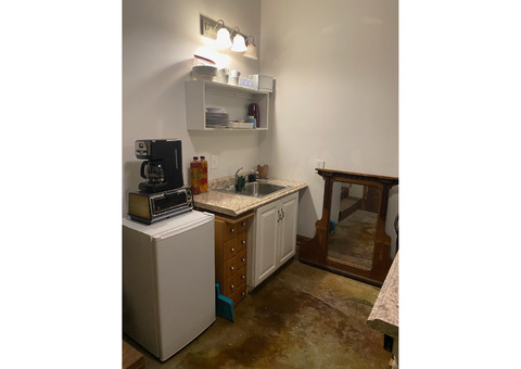 Cozy 600 sq ft 1-Bedroom Micro Home with Full Kitchen 2 Miles from Downtown Sandpoint