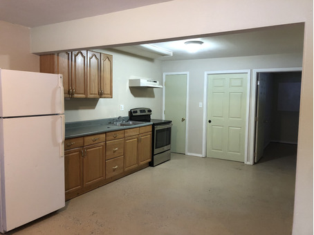 5 Bedroom 3 Bath House close to town in the woods