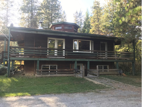 5 Bedroom 3 Bath House close to town in the woods