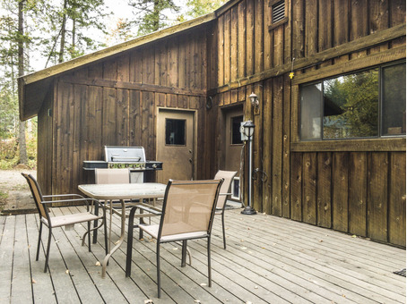 Cozy 800 sq ft 1-Bedroom Micro Home with Full Kitchen 2 Miles from Downtown Sandpoint