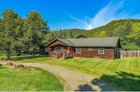 Great little vacation home in Comeback Bay with area launch privileges