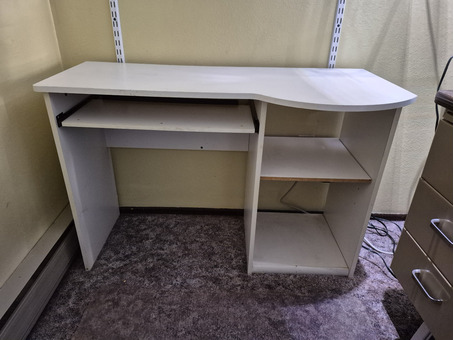 Office desk with pull out keyboard area